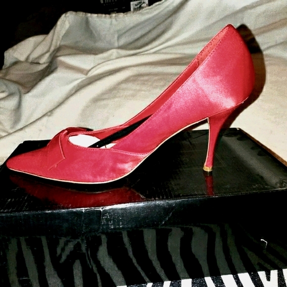 ❤Elegant Red Satin Pumps by Colin Stuart❤ - Picture 11 of 16
